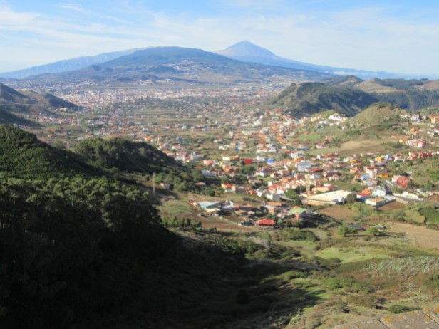 Pogled na mesto La Laguna in vulkan Teide