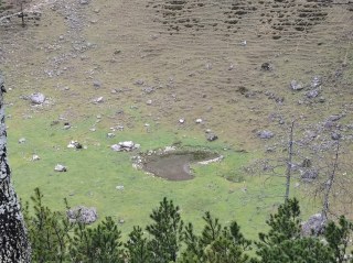 Vrtača z jezerom v obliki srčka na planini Lipanca
